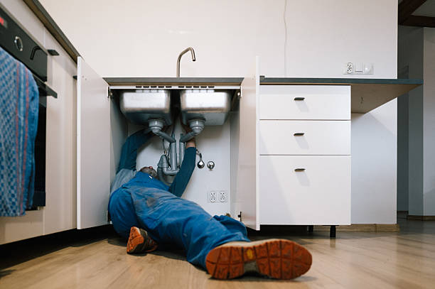 Professional Emergency Plumber technician working in Lakeview, OR